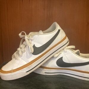 Nike women’s Court Legacy Sneaker